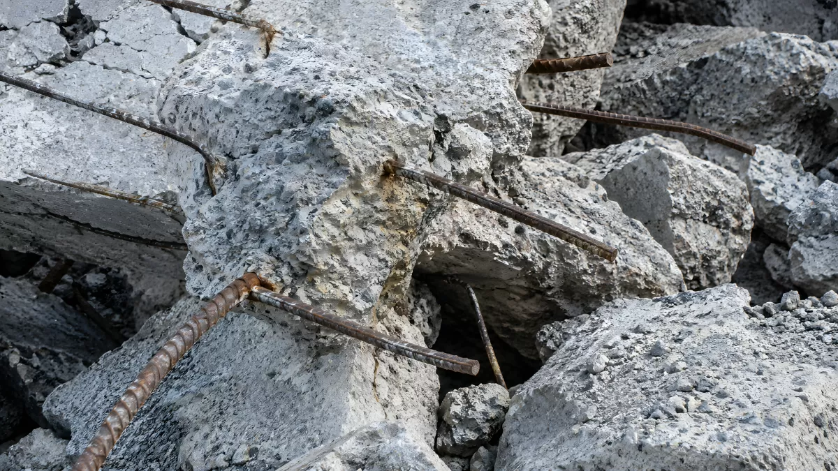 Betontrümmer mit Bewehrungsstahl nach Abriss