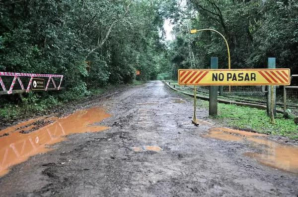 Betreten verboten! Zeichen auf einer schlammigen Straße in Brasilien