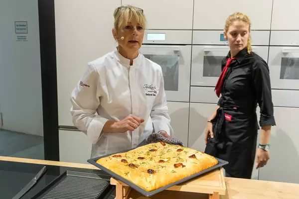 Bettina Seitz backt Focaccia Fladenbrot mit Miele Backofen auf der IFA