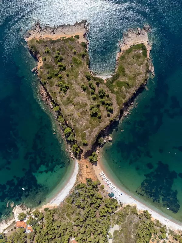 Bezaubernde Landschaft auf dem griechischen Insel Alonnisos: Kokkinokastro Landzunge und Strand. Luftbild