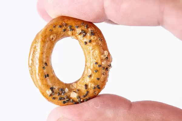 Bezer with poppy seed in the hand above white background (Flip 2019)