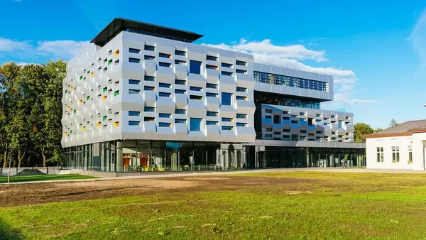 Bibliothek im interessanten architektonischen Stil