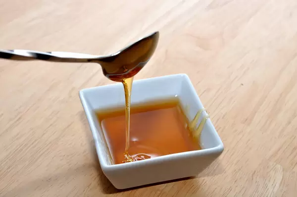 Bienenhonig mit Löffel