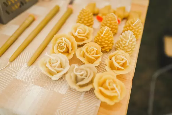 Bienenwachskerzen in Rosen- und Kiefernformen