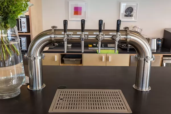Bier-Zapfenlage mit Kölsch und Pale Ale in der Küche des Gemeinschaftsbüros zur Miete von WeWork