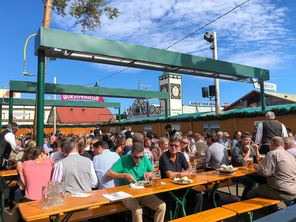 Biergarten im Außenbereich der Festzelte auf der Wiesn