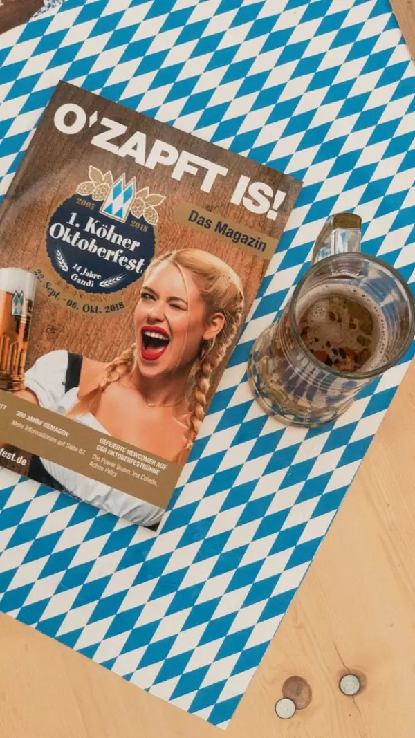 Bierkrug und Flyer des ersten Kölner Oktoberfest