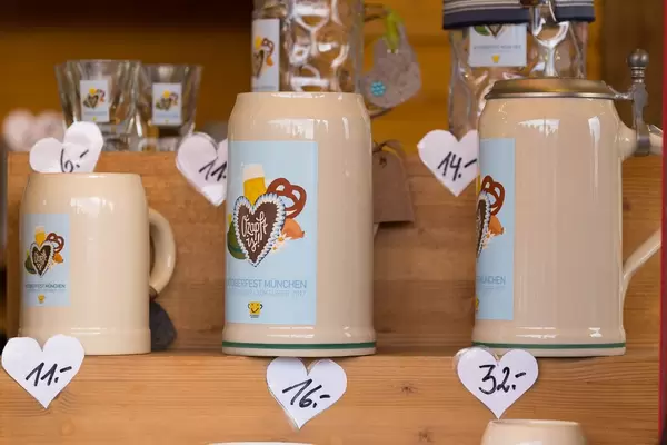 Bierkrüge in verschiedenen Größen - Oktoberfest 2017