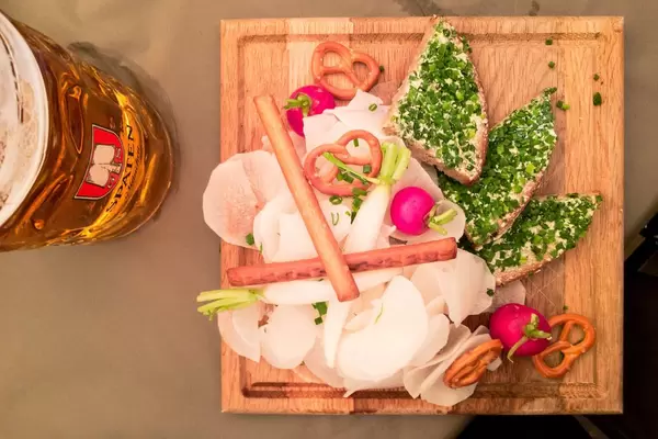 Bierradi-Brettl mit Freiland-Radi, Radieserl, Eiszapfen und Schnittlauchbrot