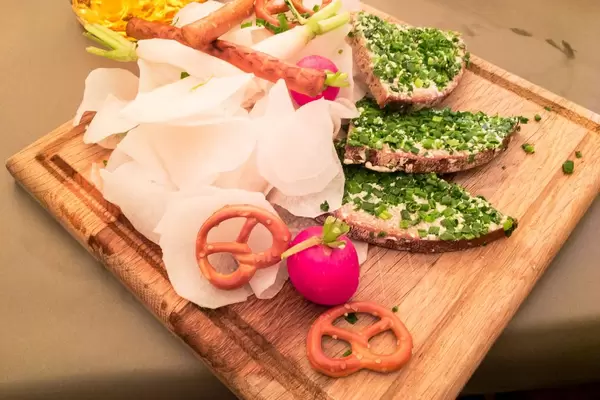 Bierradi-Brettl with radish, radishes, icicles and slices of bread with chives