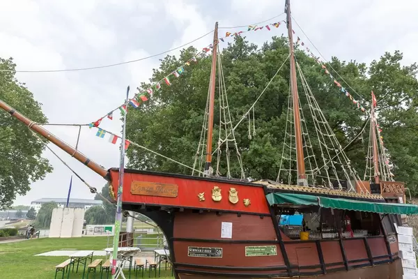 Bierschenke in Form eines Segelschiffs
