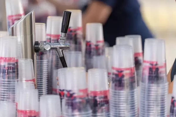 Bierzapfanlage und Bierbecher aus Plastik