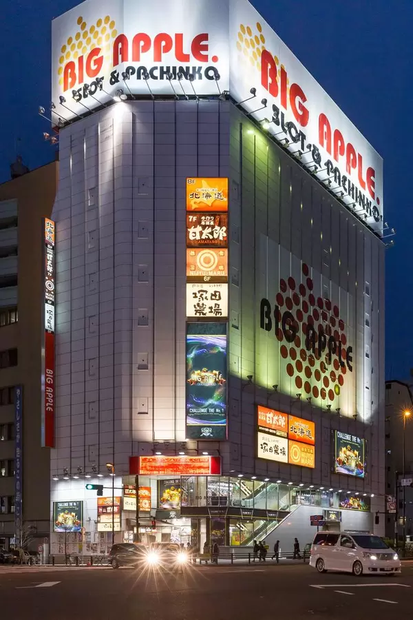 Big Apple: Slot & Pachinko  at night