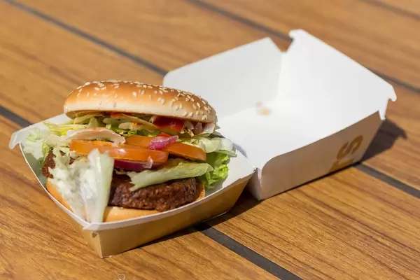 Big Vegan TS mit Sojabratling und Weizeneiweiß, Senfsauce, Ketchup, Lollo Bionda Salat und frischen Tomaten ist neuer Teil des McMenüs