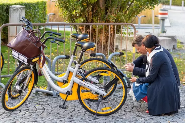 Bike-sharing: Couple start the renting of OBikes in Munich