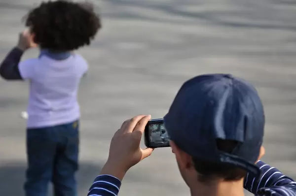 Bild im Bild vor dem Pariser Eiffelturm