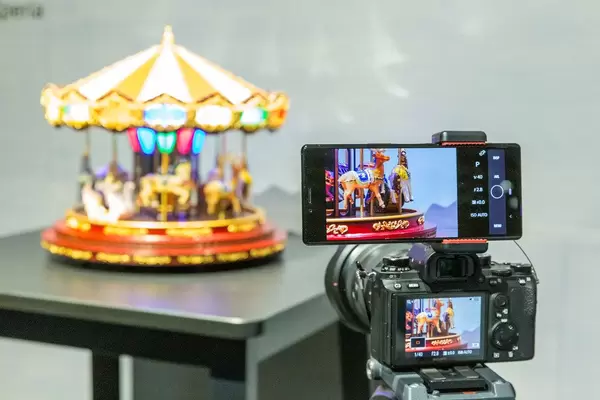 Bildqualitäts- und Farbvergleich: Handkamera und Fotokamera fotografieren Karussell-Spieluhr