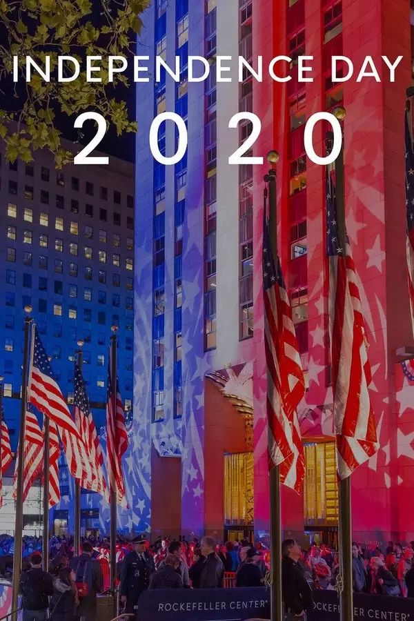 Bildtitel Independence Day 2020 mit Rockefeller Center in Manhattan, das während der Wahlnacht in den Farben der amerikanischen Flagge angestrahlt wird