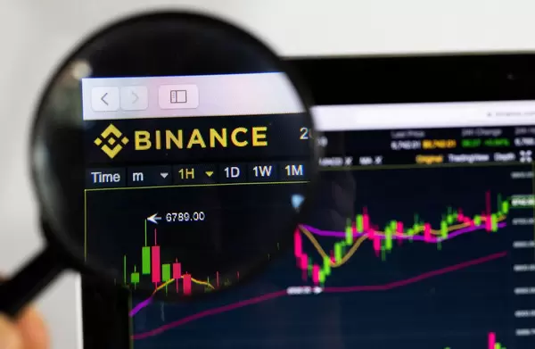 Binance-Logo betrachtet durch eine Lupe