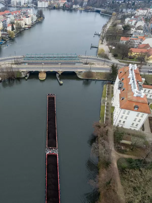 Binnenschiff mit Kohle auf der Dahme in Berlin-Köpenick