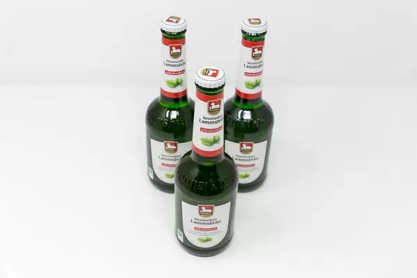 Bio-Bier: drei Flaschen Neumarkter Lammsbräu alkoholfrei vor weißem Hintergrund