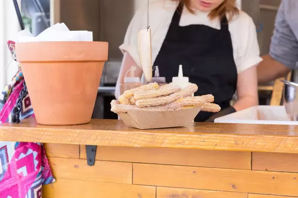 Bio Churros mit Zimtzucker, Vanillacream und Stroopwafel-Crumble