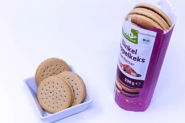 Bio Dinkel Doppelkeks in eckiger Schale und Verpackung