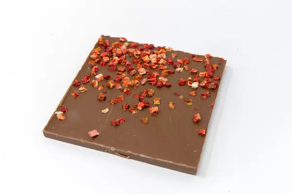 Bio Protein Schokolade mit Kokosblütenzucker und Erdbeerstückchen auf weißem Hintergrund