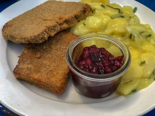 Bio-Seitan Wiener Schnitzel im Augustin mit Preiselbeersauce und Kartoffelsalat