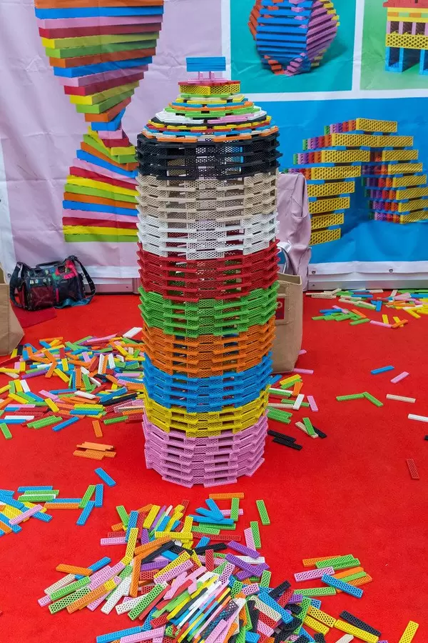 BioBio Stapelspiel: großer, aufgebauter Turm auf der Spiel in Essen