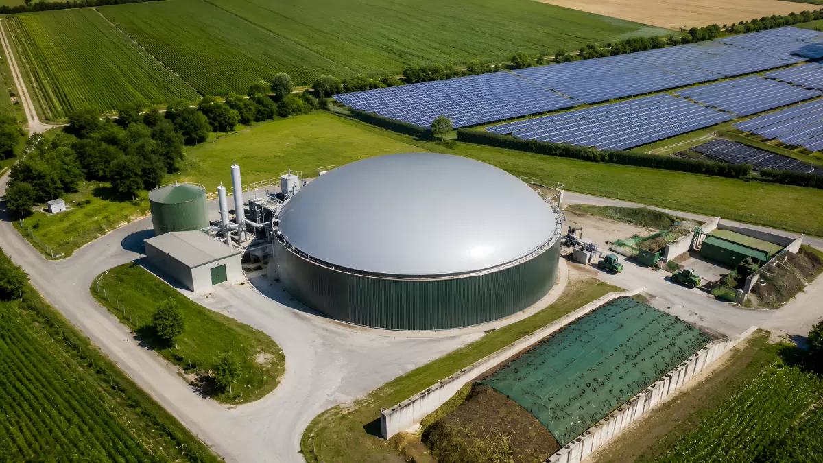 Biogasanlage mit Solarpark aus der Vogelperspektive