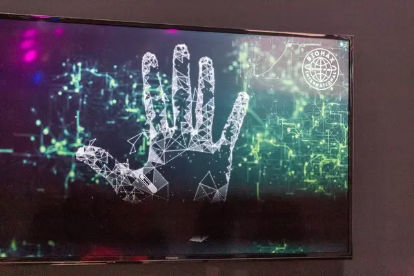 Biohax NFC Chip Implantat in die Hand