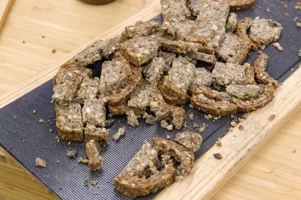 Biovegan Powerbrot mit gekeimten Vollkornsamen aus der Backmischung