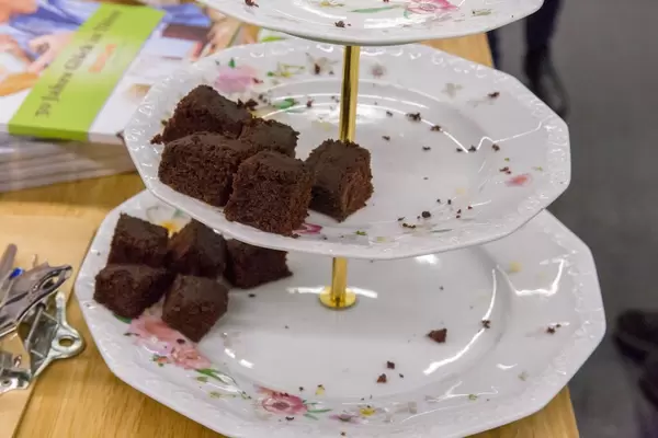 Biovegan Schokokuchen in Stücken auf einer Servier Etagere