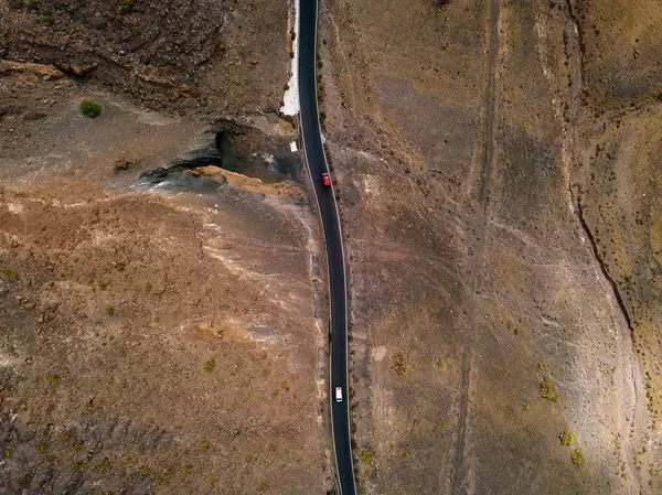 Bird-eye view of a highway through a wasteland / Vogelperspektive einer Autobahn durch ein Ödland