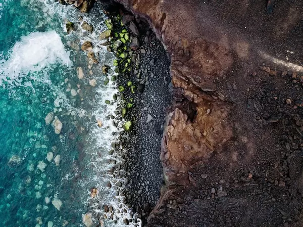 Bird eye view of a secluded beach / Vogelperspektive eines abgelegenen Strandes