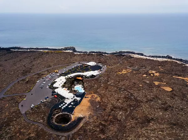 Bird eye view of a spa complex near the ocean / Vogelperspektive eines Badekurortkomplexes nahe dem Ozean