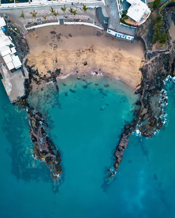 Bird eye view of an unusual beach governed by rocks / Vogelperspektive eines ungewöhnlichen Strandes regiert durch Felsen