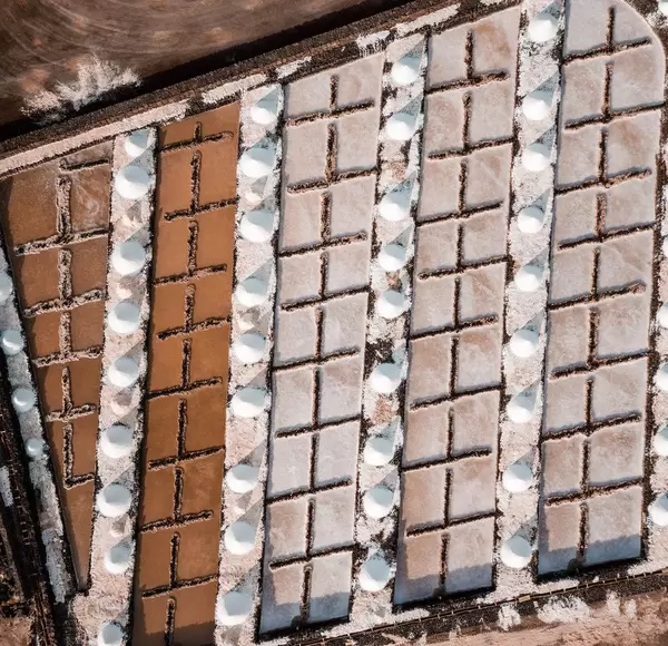 Bird eye view of salt piles during production / Vogelperspektive von Salzhaufen während der Produktion