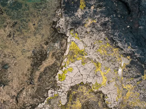 Bird eye view of the rocky landscape covered in moss / Vogelperspektive der felsigen Landschaft umfasst im Moos