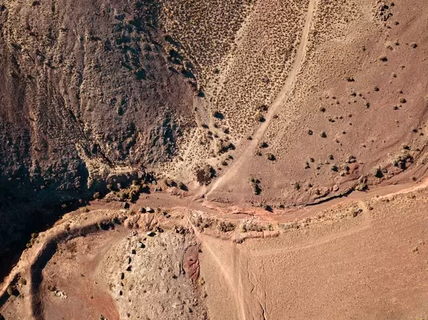 Birds Eye view of a rocky landscape at sunset / Vogelperspektive einer felsigen Landschaft bei Sonnenuntergang