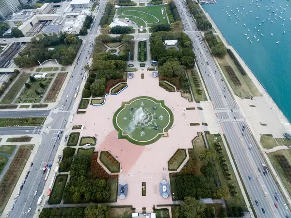 Bird's eye view of Buckingham Fountain in Grant Park