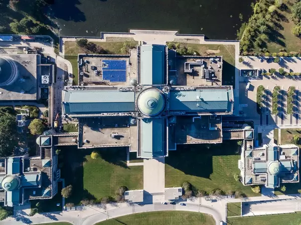 Bird's eye view of the Museum of Science and Industry in Chicago