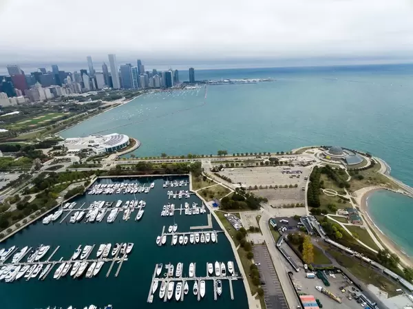 Bird's eye view: Shedd Aquarium, Marina, Northerly Island, Adler Planetarium and Skyline of Chicago
