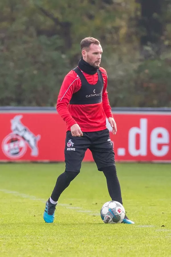 Birger Verstraete am Ball mit viel Übersicht im Training