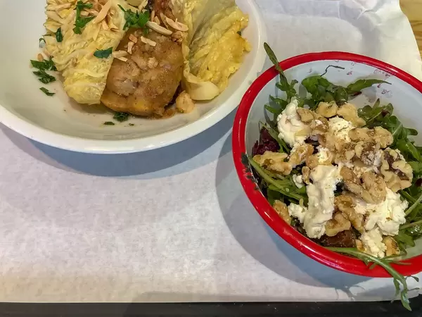 Birnen-Gorgonzola Knödel in Wirsing, verfeinert mit Mandelsplittern und Rotkohl-Rucola-Salat mit Datteln, Walnüssen und Ziegenkäse als Beilage