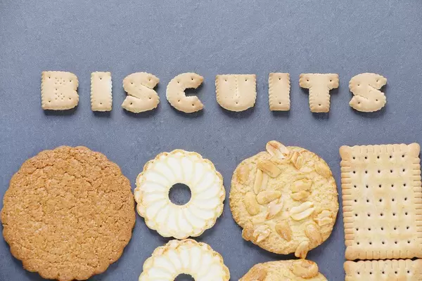 Bischuits Kekse in Buchstabenform mit verschiedenen anderen runden Keksen