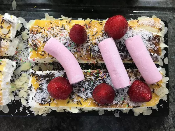 Biskuitrolle mit Erdbeeren