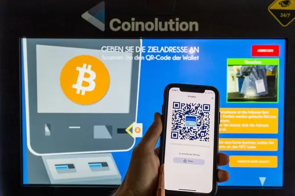 Bitcoin-App BlueWallet auf dem Smartphone verbindet sich mit dem Coinolution-Automaten, für den Bitcoin-Transfer