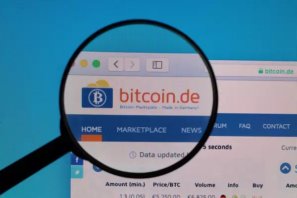 Bitcoin.de logo under magnifying glass